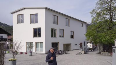Martin Scharfetter vor dem „Haus für Kinder“ in Inzig,  das er 2014 gemeinsam mit Rober Rier realisierte