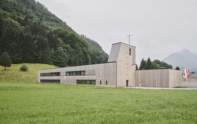 Feuerwehrhaus und Arztpraxis, Buch in Tirol, 2021 – 2024 (Architektur: oeller architekten)