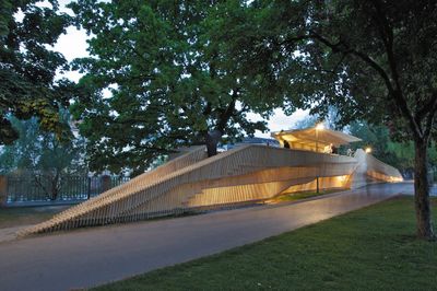 Auszeichnung des Landes Tirol für Neues Bauen 2008: „... ich will an den Inn“, Plattform über der Ufermauer, Innsbruck, 2008 (Architektur: columbosnext)