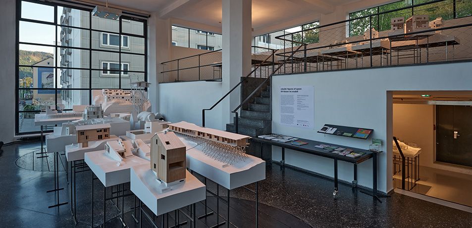 Blick in die Ausstellung "Rebuild: Figures of Space" im aut