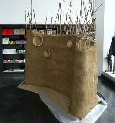 1:1 Modell im aut – Als Teil der Ausstellung realisierten SchülerInnen des BORG Innsbruck unter der Leitung von Monika Abendstein und Michael Engele im aut eine Lehmwand.