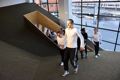 Theaterperformance "Fatzer ± Hyperion" in der "sozialen Landschaft" von Snøhetta