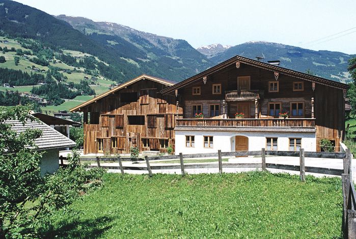Auszeichnung des Landes Tirol für Neues Bauen 2004: Wohnungen und Bauernhaus Natalie Kröll, Ramsau im Zillertal, 2002–2004 (Architektur: Martin Feiersinger)