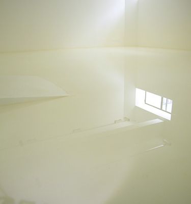Blick in die Ausstellung im aut, Susanna Fritscher: Wand- und Bodenmalerei, Ruedi Baur: "Alpende", Foto: Laurent Tessier