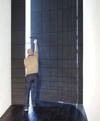 eins zu zwei – zwei zu eins – Blick in die Ausstellung im aut – Türe (EOOS) – Eingang unter Verwendung von Le Corbusiers Modulor; Bildnachweis: © B&R