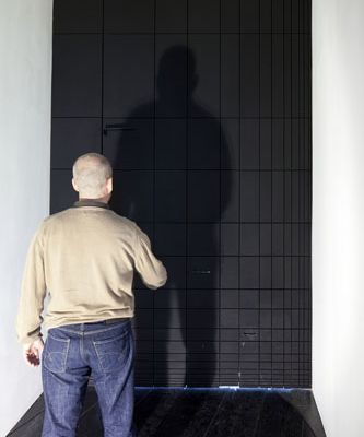 eins zu zwei – zwei zu eins – Blick in die Ausstellung im aut – Türe (EOOS) – Eingang unter Verwendung von Le Corbusiers Modulor; Bildnachweis: © B&R