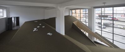 Blick in die Ausstellung „Snøhetta: Relations“ im aut  mit der von Snøhetta realisierten ­„Sozialen Landschaft“