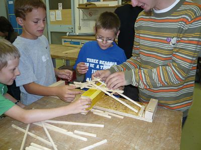 Bausatz und Aufbau – Aufbau einer Leonardobrücke im Rahmen der Architektursommerakademie für Kinder 2009