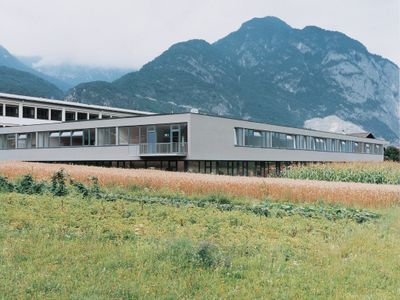 Anerkennung des Landes Tirol für Neues Bauen 2002: Hauptschulerweiterung und Sonderschule Zirl, 1999–2001 (Architektur: riccione architekten)