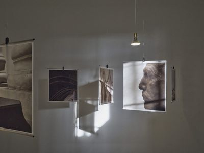 Blick in die Ausstellung – Fotos von Francesca Torzo, gedruckt auf Seide