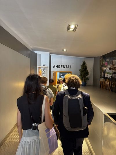 Bustour "Abfahrt zum Abfall" ins Recyclingzentrum Ahrental – © aut