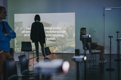 Besucher|innen in der Ausstellung