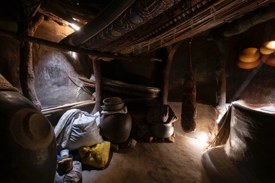 Momentum of Light: Vorratsraum eines Wohnhauses in Tiébélé (Burkina Faso), der durch zwei Himmelsfenster mit Tageslicht beleuchtet wird.